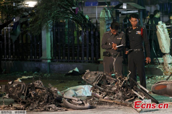 Experts investigate at the Erawan shrine, the site of a deadly blast in central Bangkok, Thailand, Aug 17, 2015. (Photo provided to China News Service)