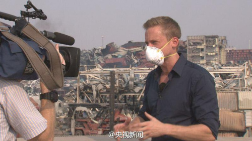 The news center for the Tianjin blasts organized more than 60 domestic and foreign media organizations including CNN, Al Jazeera, France Televisions to make interviews on an overpass about 300 meters away from the core area. (Photo: CCTV/Qian Jiang, Wen Jie)