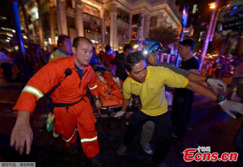 Thai rescue workers carry an injured person after a bomb exploded outside a religious shrine in central Bangkok late on August 17, 2015.(Photo/CFP)