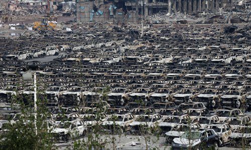 Hundreds of burnt cars still remain near the site of the warehouse explosions in Tianjin Monday. Around 10,000 vehicles from several major international automakers were damaged, leading to losses of up to an estimated 3 billion yuan. (Photo: Cui Meng/GT)