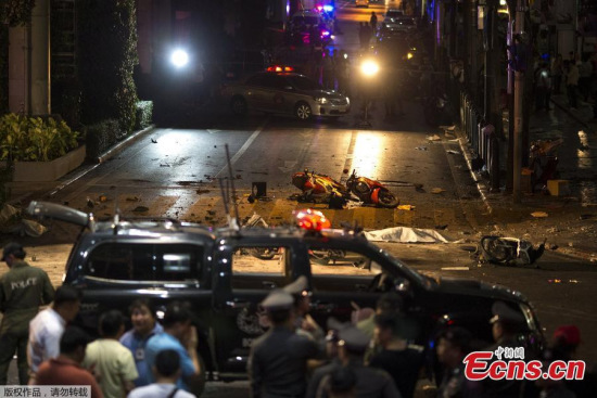 Motorcycles and debris lies on the pavement after an explosion in Bangkok, Aug 17, 2015. (Photo provided to China News Service)
