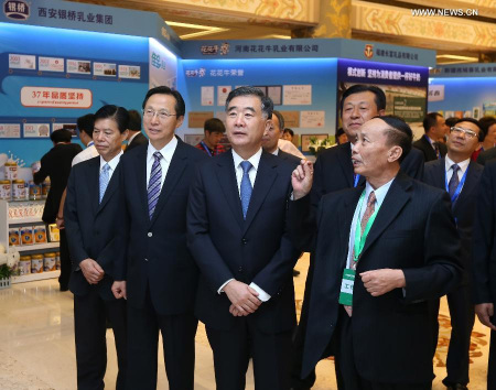 Chinese Vice Premier Wang Yang visits an exhibition before the opening ceremony of China Dairy Industry D20 Summit in Beijing, capital of China, Aug. 18, 2015. (Photo: Xinhua/Pang Xinglei)