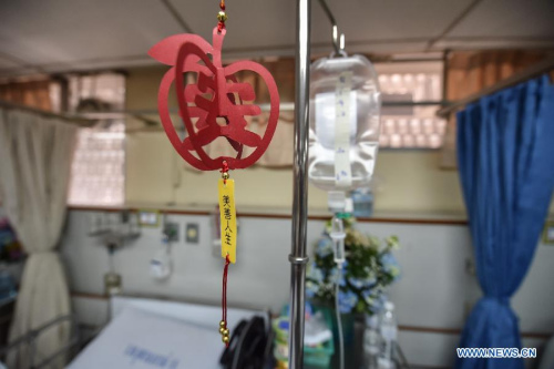 A blessing decoration for an injured Chinese tourist is seen at the King Chulalongkorn Memorial Hospital in Bangkok, capital of Thailand, on Aug. 19, 2015.  (Xinhua/Li Mangmang)