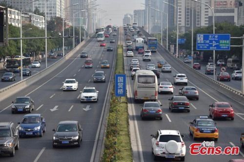 Beijings main roads have seen an apparent drop in traffic during the morning rush hour on Aug 20, 2015, the first day of a traffic ban aimed to ease traffic during the IAAF World athletics championships and the World War II victory parade. (Photo: China News Service /Jin Shuo)
