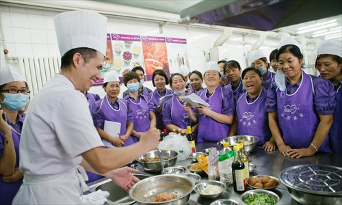 Trainees at Meiyu Home Services have a cooking lesson on August 14. (Photo: Li Hao/GT)