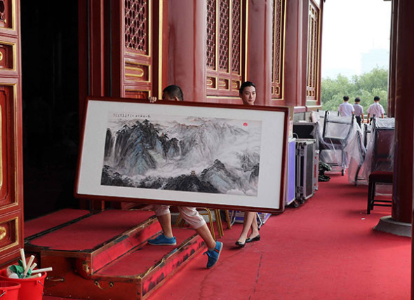 Decorations are being placed in the Tian'anmen Rostrum on Monday. (Photo/Xinhua)