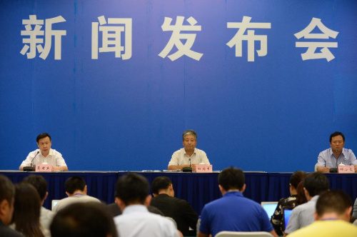 Tian Weiyong (C), head of the emergency response center with the Ministry of Environmental Protection, and Deng Xiaowen (R), head of Tianjin environment monitoring center, attend the 11th press conference of the explosion in Tianjin, north China, Aug. 20, 2015. (Xinhua/Yin Dongxun)