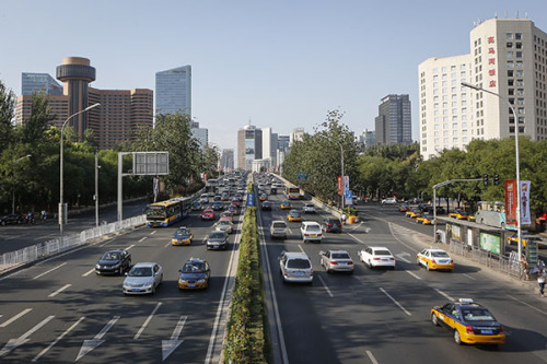 Rush hour on Thursday (bottom) was noticeably less crowded than on Wednesday (top) at Yanshaqiao along the East Third Ring Road in Beijing, thanks to restrictions that started on Thursday and will last until Sept 3. Vehicles on the road will be cut by 35 to 50 percent, according to the city's transportation authorities. (Kuang Linhua/China Daily)