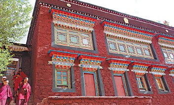 Monks walk past the recently renovated main sanctuary at the Ling bu Monastery in Gyangze county, Tibet. (Luo Wangshu/China Daily)