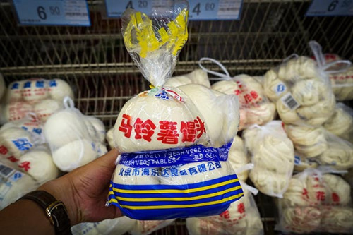 A Beijing supermarket sells steamed buns containing potato flour. The new steamed buns are the brainchild of researchers following a national strategy to make potato a staple food after rice, wheat and corn. (Wang Zhuangfei/China Daily)