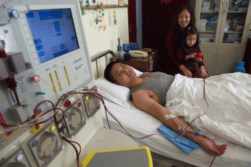 This file photo shows Ye Huifeng, accompanied by his wife and daughter in Beijing on Monday, donates his bone marrow, hoping to save the life of a 10-year-old boy in South Korea who has leukemia. (Photo/China Daily)