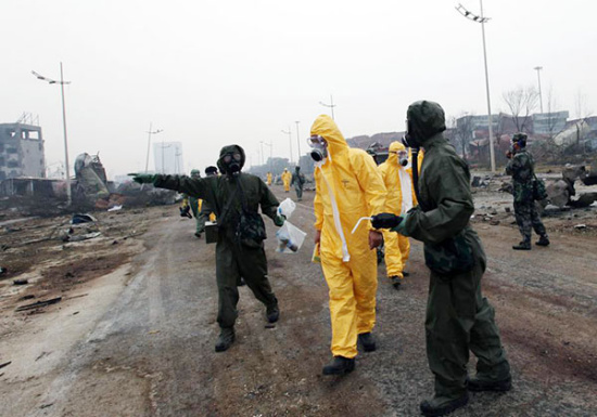 Masked rescuers clear the blast zone in Tianjin where an explosion at a warehouse last week killed more than 116 people, Aug 19, 2015. (Photo/Xinhua)