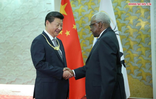 Chinese President Xi Jinping(L) receives the IAAF Golden Order of Merit from IAAF President Lamine Diack, in Beijing, capital of China, Aug. 22, 2015. (Xinhua/Lan Hongguang)