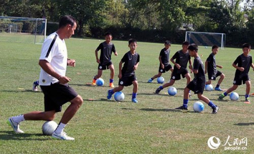 A football team aging between 9 and 13 from Jiangsu Province's Zhangjiagang city in eastern China have a short-term training program at Berlin Football Talent Training Center (Fussball Talentschmiede Berlin) in Germany in August 2015. (Photo/people.cn)
