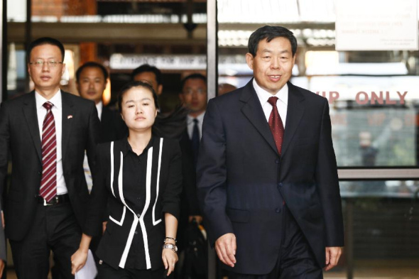 Dou Enyong (1st R), assistant minister of the International Department of the Central Committee of the Communist Party of China, arrives at Tribhuwan International Airport in Kathmandu, capital of Nepal, on Aug. 23, 2015. Dou Enyong expressed China's wish here on Sunday to help rebuild quake-ravaged Nepal's economy by deepening party-to-party relations. (Photo: Xinhua)