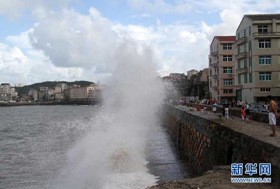 Huge waves are seen at Jinshatan sea area in Shitang County, in eastern China's Zhejiang Province, on Saturday, August 22. (Photo:Xinhua)