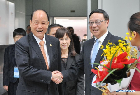 Straits Exchange Foundation (SEF) chairman Lin Join-sane (L), who leads a Taiwan delegation to the mainland, is welcomed by mainland-based Association for Relations Across the Taiwan Straits (ARATS) executive vice president Zheng Lizhong on his arrival for talks with mainland negotiators in Fuzhou, capital of southeast China's Fujian Province, Aug. 24, 2015.(Photo: Xinhua/Lin Shanchuan)  