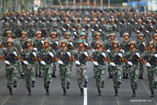 Soldiers take part in a training for a military parade in Beijing, capital of China, July 23, 2015. (Photo: Xinhua/Zha Chunming)