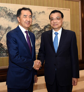 Chinese Premier Li Keqiang (R) meets with First Deputy Prime Minister of Kazakhstan Bakytzhan Sagintayev, who comes to China for the 7th meeting of the China-Kazakhstan Cooperation Committee in Beijing, capital of China, Aug. 25, 2015. (Xinhua/Rao Aimin)