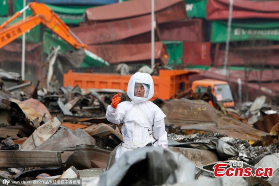 A chemical defense soldier monitors elements in the core area of the blast site in New Binhai Area, Tianjin, on August 24, 2015. (Photo/CFP)