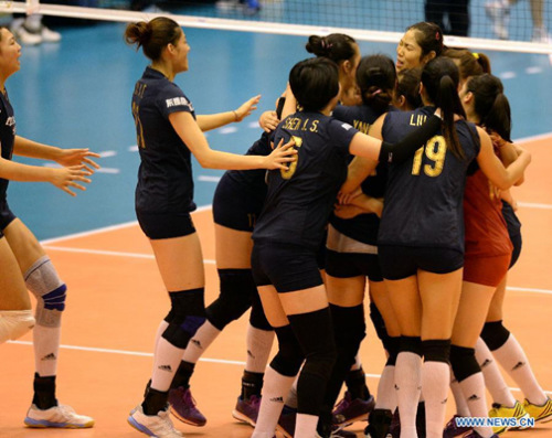 Players of China celebrate victory after the fourth round match of 2015 Women's Volleyball World Cup against South Korea in Matsumoto, Japan, Aug. 26, 2015. China won 3-1. (Photo: Xinhua/Ma Ping)