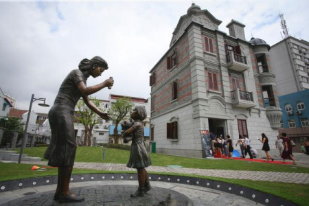 A sculpture outside of the reopened coffee house. (Photo/thepaper.cn)