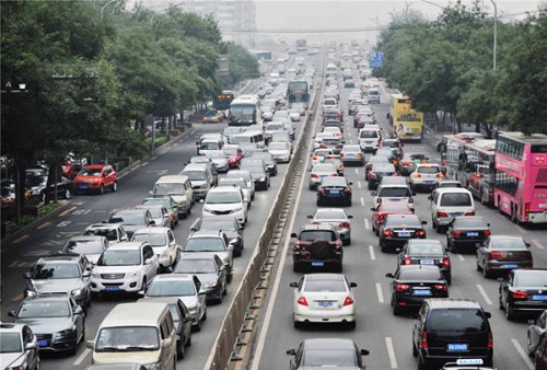 Traffic grinds to a standstill during the peak rush hour on Monday morning, Sept 22, 2014 near Liujiayao Bridge, Third Ring Road South. (Photo/Xinhua)