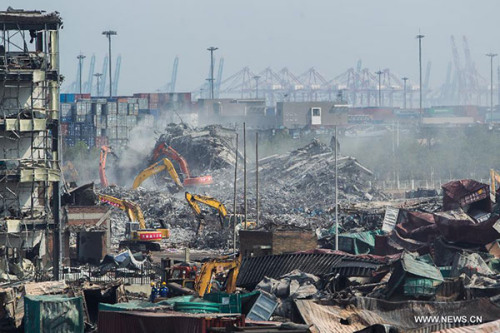 Rescuers work at the core area of explosion site in Tianjin, north China, Aug. 26, 2015. The death toll from the Tianjin warehouse explosions has risen to 139 as of Wednesday afternoon, and all of them have been identified, according to the latest data from rescue authorities. (Photo/Xinhua)