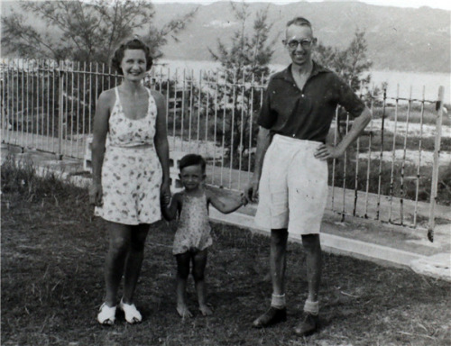 Cautherley with his parents Dorothy and George, a British couple, during their years of internment during World War II. (Provided to China Daily)