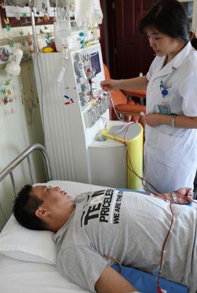 Han Jin, a coal mine worker from Anhui province, donates blood containing stem cells at Navy General Hospital in Beijing on Thursday. (China Daily/Wang Zhuangfei)