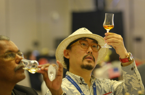 A judge checks a goblet of spirit at the Concours Mondial de Bruxelles Guiyang 2015 Spirits Selection in Guiyang, Guizhou province, on Wednesday. (China Daily/Yang Xingbo)