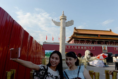 Road, subway restrictions listed online Tourists visit Tian'anmen square as Beijing prepares for Thursday's military parade. (China Daily/Hu Qingming)