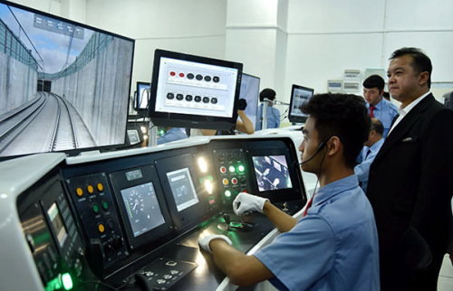 An educator from an ASEAN country inspects a high-speed railway training center in Guiyang, Guizhou province. Many Southeast Asian nations have begun to recruit railway technicians from Chinese vocational colleges. (Ou Weiwei/Xinhua)