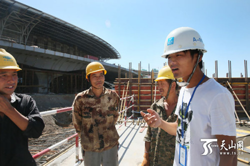 He Zhichao works at the construction site. (Photo/ts.cn)