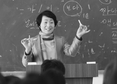 Professor Cho Sung-hye teaches Korean in Hefei University. (Photo/Anhuinews.com)