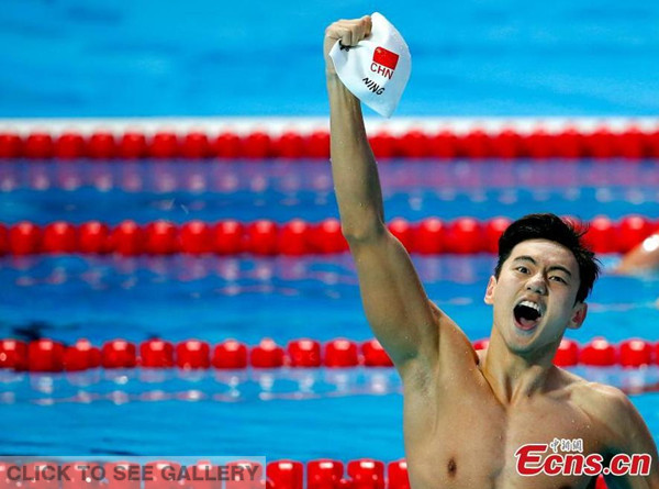 Ning Zetao of China celebrates after winning the men's 100m freestyle final at the 2015 FINA World Championships in Kazan, Russia August 6, 2015. Ning Zetao claimed the title with 47.84 seconds. (Photo/China News Service)