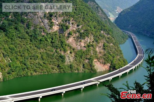 A new highway elevated above water has been officially opened in Xingshan county, Central China's Hubei province, Aug 9, 2015. (Photo: China News Service/Liu Liangwei)