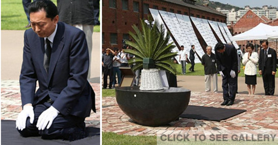 Former Prime Minister of Japan Yukio Hatoyama prays for Korean independence activists on Wednesday, August 12, 2015 in front of a monument on the former site of a prison in Seoul where they were interned. (Photo/CFP)