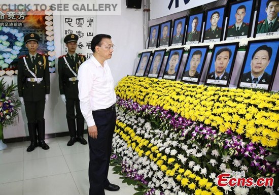 Chinese Premier Li Keqiang pays his respects to firefighters and policemen killed in the Tianjin warehouse blasts on Sunday afternoon.(Photo:China News Service/ Liu Zhen)