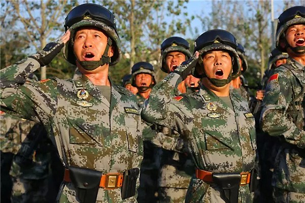 Two generals, Wang Xiubin and Zhou Xigen, lead parade units during a training for the Sept 3 military parade marking the 70th anniversary of the end of World War II. (Photo/81.cn)