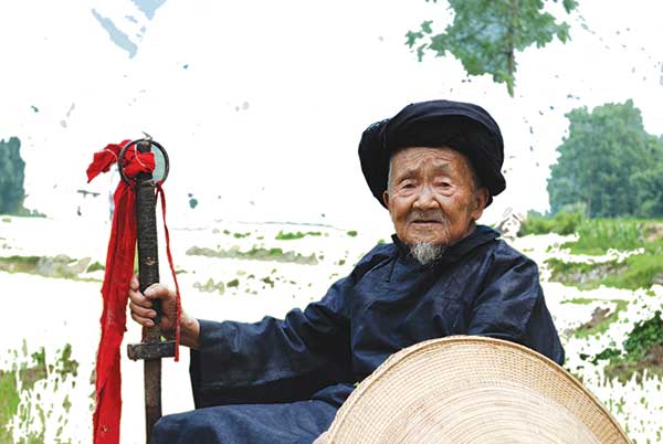 The traditional music of King Yalu is fading with the shrinking number of its singers in Guizhou province. Huang Laojin, one of the best-known singers in Ziyun county, died in July. His passing is widely considered a great loss for the Miao people.(Photo provided to China Daily)