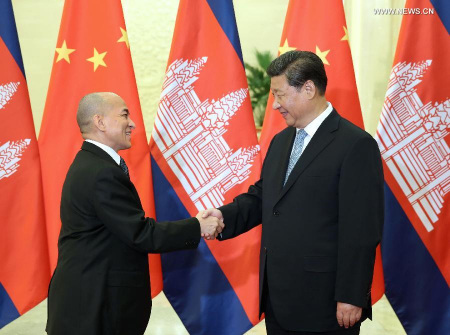 Chinese President Xi Jinping (R) meets with Cambodian King Norodom Sihamoni at the Great Hall of the People in Beijing, capital of China, Aug. 31, 2015. (Photo: Xinhua/Pang Xinglei)