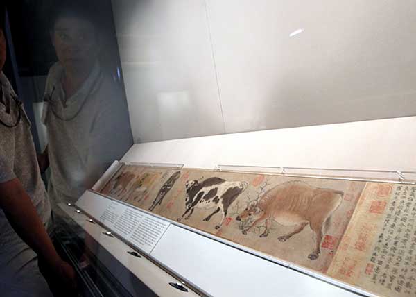 The painting Along the River During the Qingming Festival by Zhang Zeduan (1085-1145), will highlight the upcoming exhibition in Beijing's Palace Museum.(Photo by Jiang Dong/Wang Kaihao/China Daily)