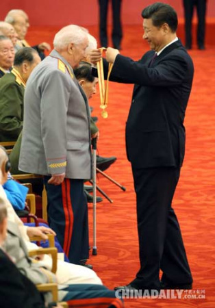 President Xi Jinping awards a commemorative medal to a Russian veteran who served in the Soviet Red Army and took part in the war of Mudanjiang River liberation, Sept 2, 2015. (Photo: China Daily/Wu Zhiyi)