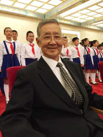 Tong Rongfang, whose father Tong Linge was the first senior general to sacrifice his life in the war, poses for a photo before receiving commemorative medal in the Great Hall of the People, Beijing, September 2, 2015. (Photo: China Daily/Zhao Yinan)