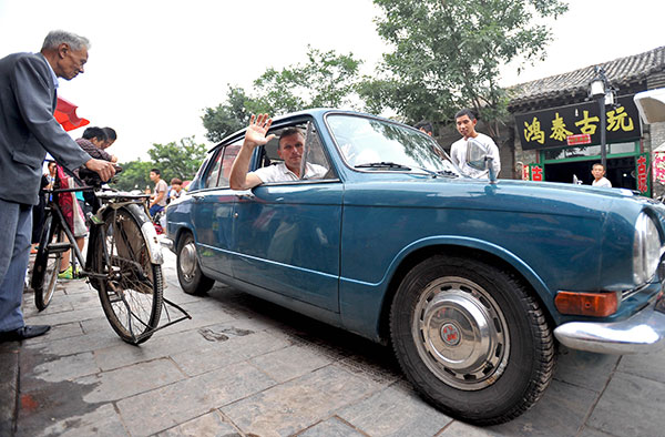 A British couple drive through Pingyao, Shanxi province, in 2013. Their road trip included France, Gemany, Russia and other places. FAN MINDA/XINHUA