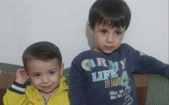 Aylan Kurdi (L) and his brother Galip pose in an undated photo provided by the Kurdi family. The two Syrian toddlers drowned with their mother and several other migrants as they tried to reach Greece. (Photo/Agencies)
