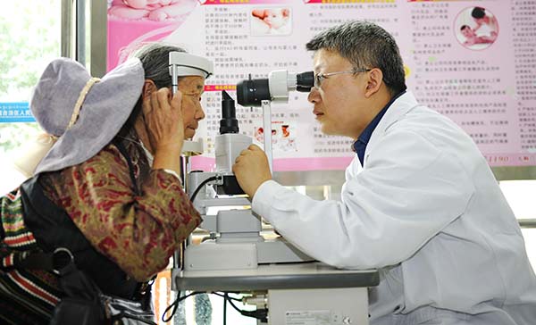 A volunteer doctor from Shandong province conducts an eye examination for a woman in Lhasa, the Tibet autonomous region. Zhang Rufeng / Xinhua
