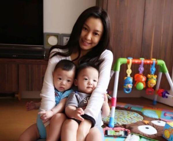 Taiwan singer Christine Fan poses with her baby twins. (Photo/21cn.com)