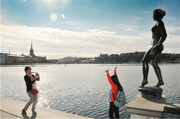Chinese visitors take pictures at Stockholm's City Hall in Sweden. European countries have become popular destinations for Chinese tourists. (Photo provided to China Daily)